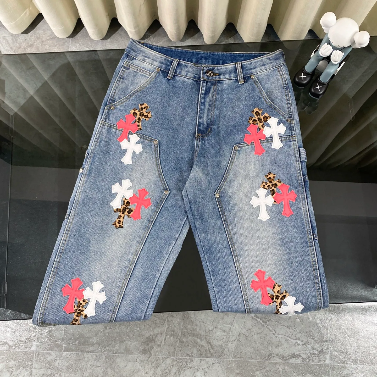 P270 CH Chromehearts Malaysia-limited leopard print cross patchwork leather workwear jeans and logging pants. The counter price is 34W level. The patchwork cross pattern is embellished and the jeans are washed! ! An absolutely high-end luxury product, a 1.9W-level god-level single product, a super popular product, made by top heavy industry, a magic weapon that cannot be missed! [About Zangyin] This is an extremely luxurious fashion brand that can also be called the aristocracy of the high street. It has always been an exclusive brand for some hipsters or rich second generations. Compared with ordinary high streets, it is more luxurious and noble. Compared with luxury brands, it is more fashionable and individual. It has always been a brand that I have a special liking for. [Top heavy industry fashion design] Consistently high-street luxury style. Speaking of this style, the Zangyin family and GU family are definitely the leading representative brands. Especially the Zangyin family has really achieved a state-of-the-art effect in creating high-street style. The unique washed material is used to create this style. The color system is already quite eye-catching. After it is decorated with patchwork cross flowers, it cleverly highlights the charm of the brand. Secondly, this style uses classic The high-waist cutting design highlights the long legs and fashionable temperament of the upper body. The brand is highly recognizable and the slim fit configuration is more suitable for daily wear. It is a product that interprets personality, fashion, and specifications at a glance. This single product is enough to make any fan excited. It can be a white T-shirt for a youthful college style, or a tight suspender for a royal style. It has strong matching ability and can be easily controlled by men.  [Materials and craftsmanship] Needless to say, this point goes without saying. As an excellent craftsman brand, Zangyin’s requirements for details and craftsmanship are really perfect. The washed color of this model has gone through so many processes, not to mention the embellishment of denim appliques. It is also purely hand-made and sewn. Just like what they believe in, only hand-made things have soul and have the meaning of wear. A top-notch heavy-duty fashionable denim item, I look forward to your perfect interpretation! !  Color: blue Size: 28-36